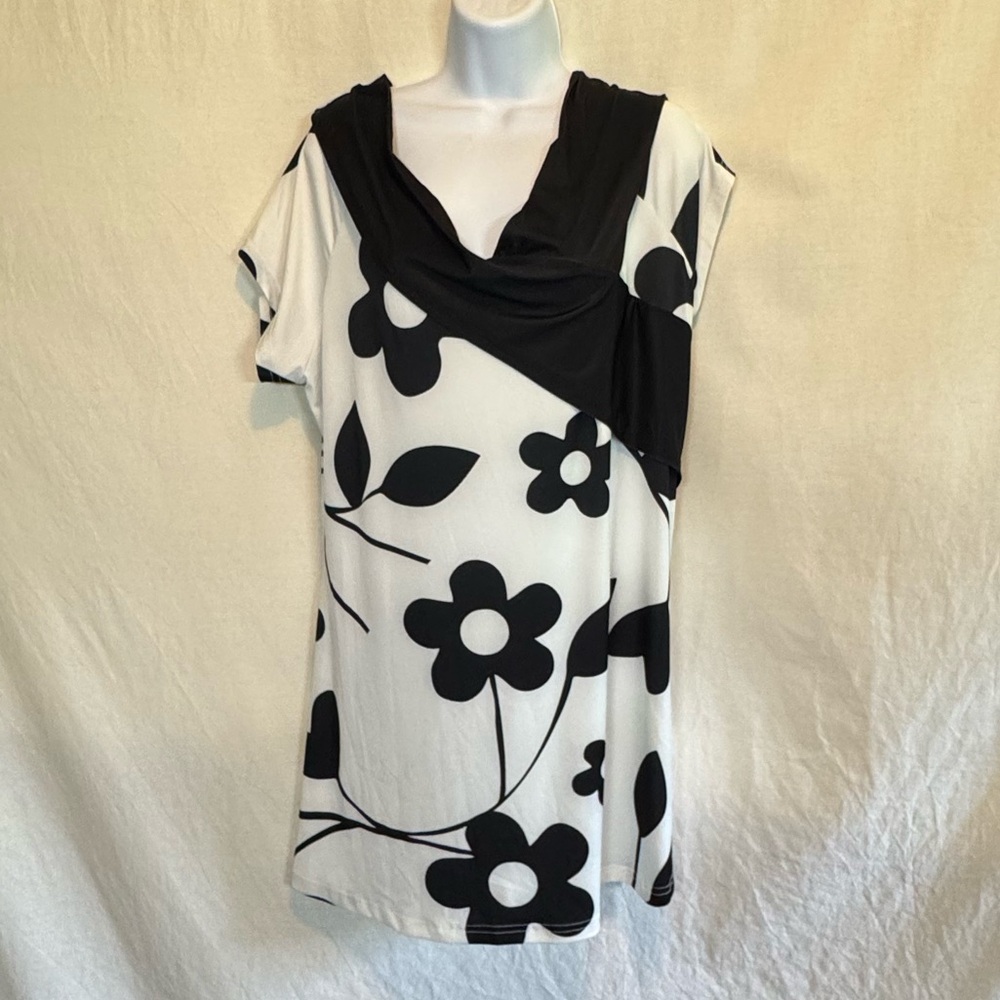 F-26 Lily NWT PLUS SIZE 1X Black & White Floral Short Sleeve Pullover Blouse